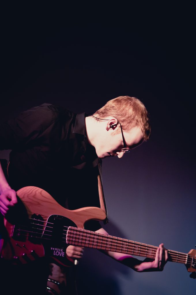 Bassist Benedikt Jung während einem Konzert