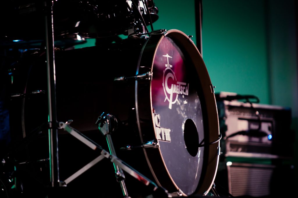 Bass-Drum auf der Bühne im grünen Scheinwerferlicht