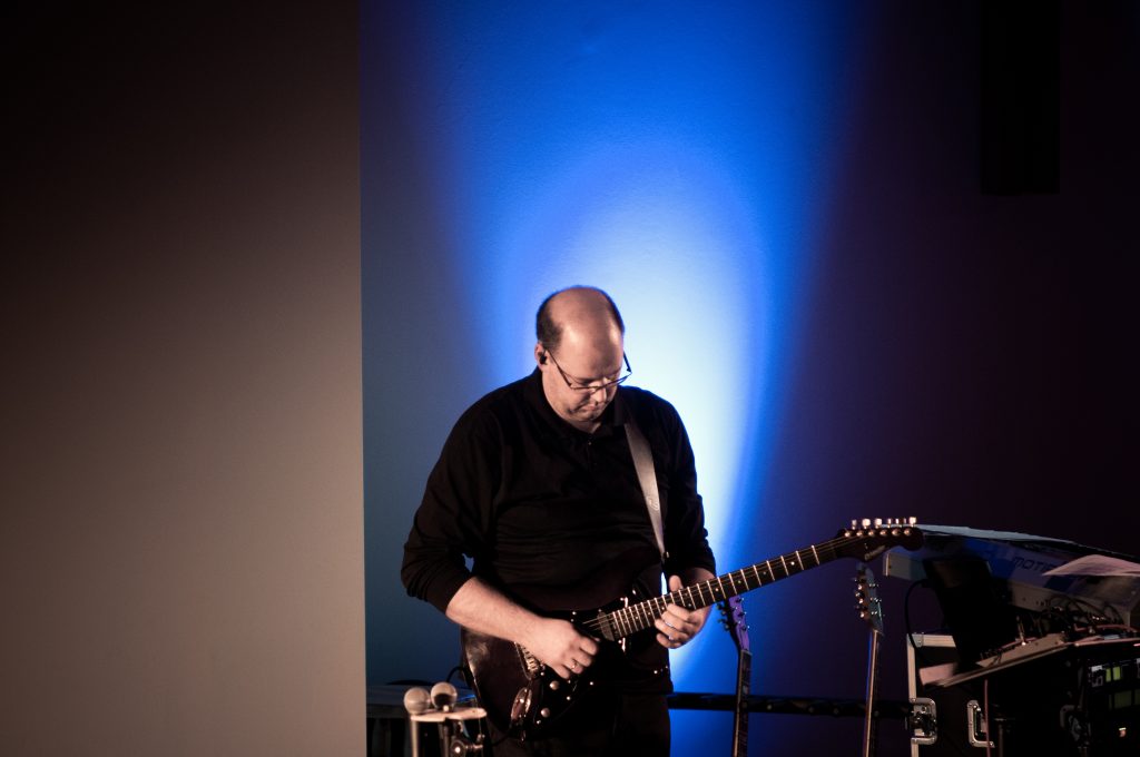 Gitarrist Roger Manges auf der Bühne
