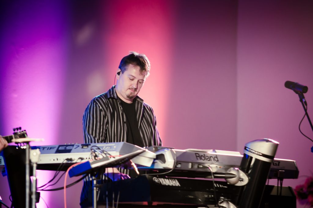Dirk Wahler an den Keyboards während eines Auftritts.