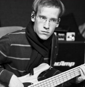Benedikt Jung mit Bass im Studio