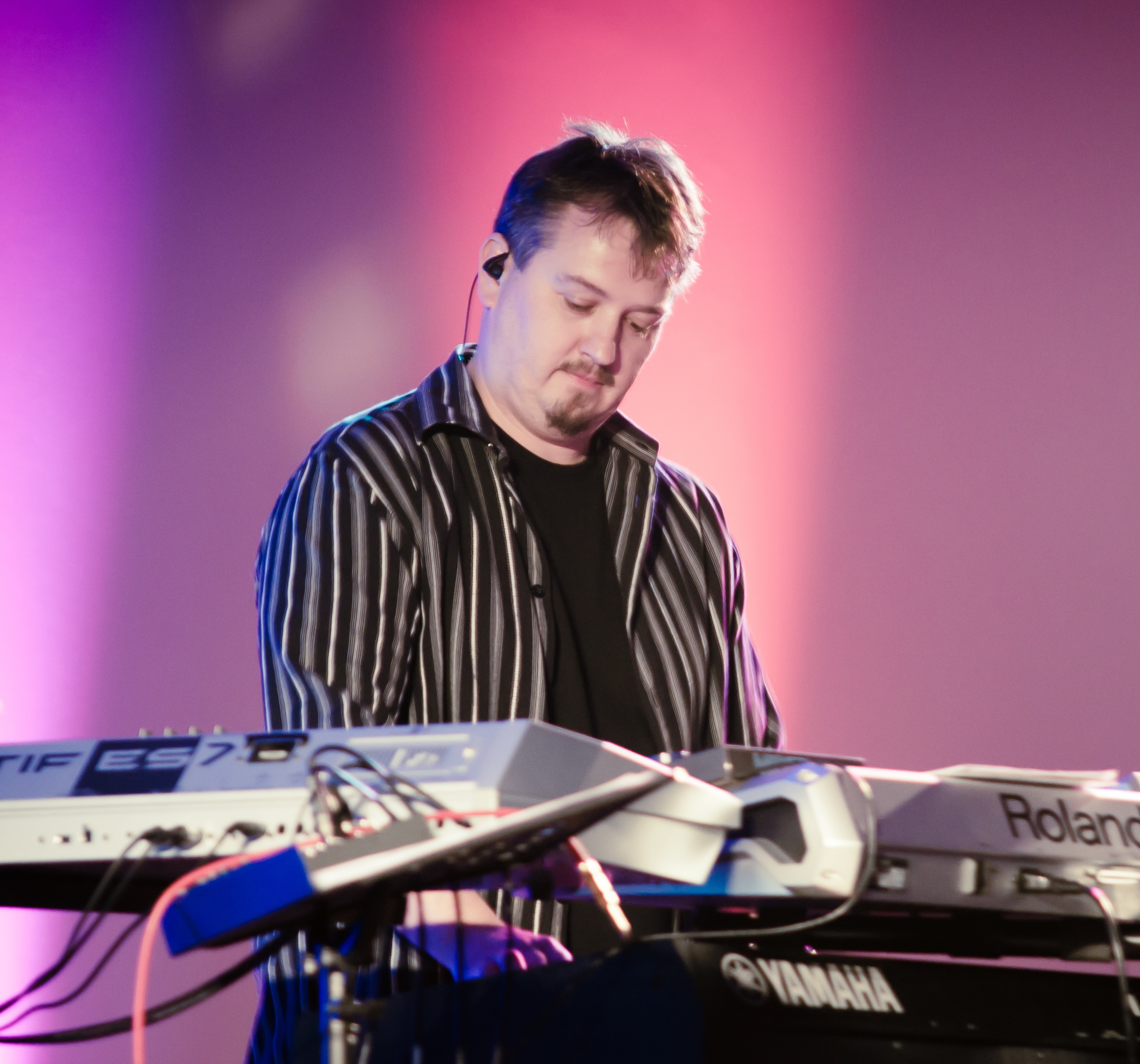 Dirk Wahler an den Keyboards während eines Auftritts.