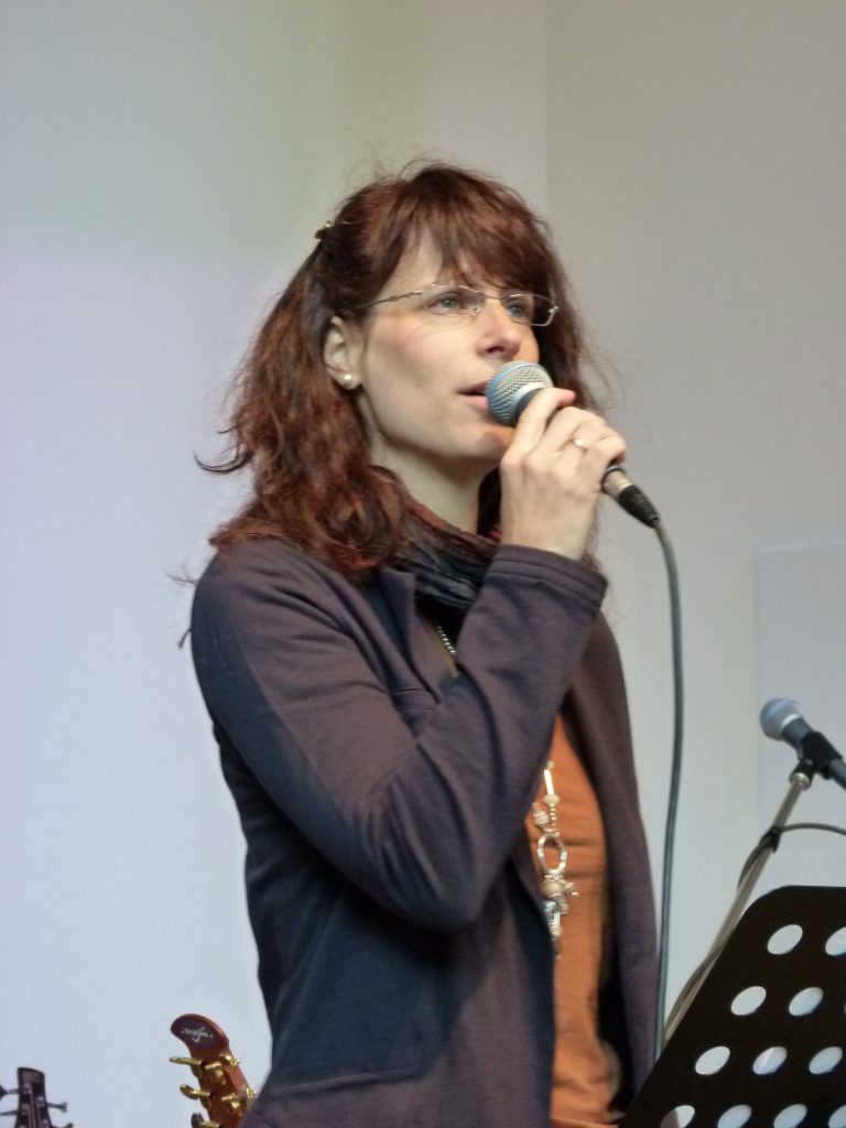 Miriam Manges mit Mikrofon beim Einsingen im Studio